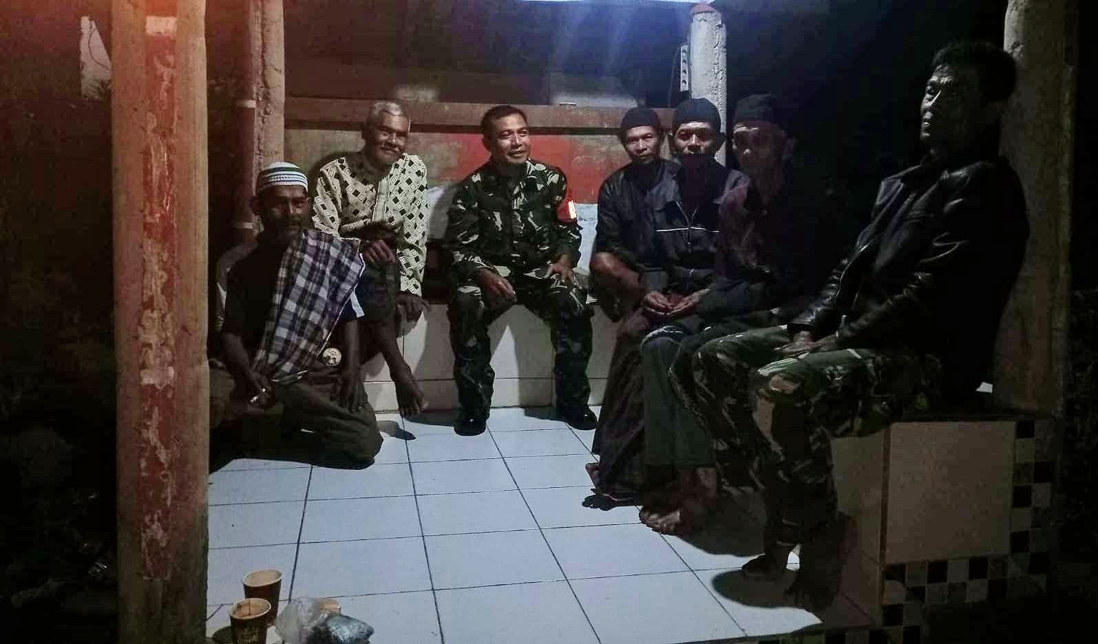 Tingkatkan Keamanan Malam Hari, Babinsa Wargaluyu Lakukan Monitoring Siskamling